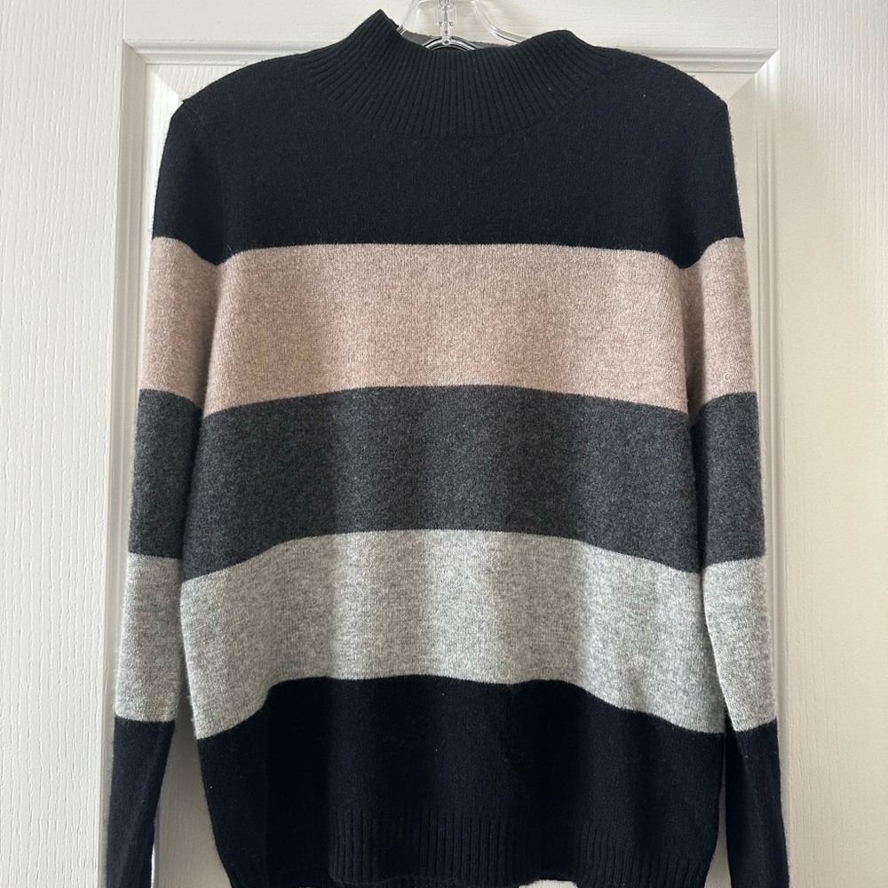 C by Bloomingdale’s cashmere turtleneck size medium. $39